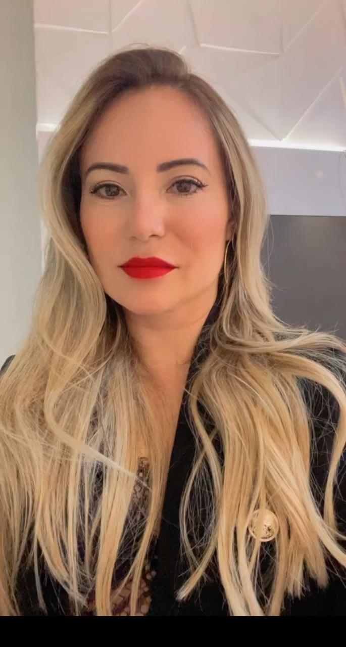 Flávia Farias Campos